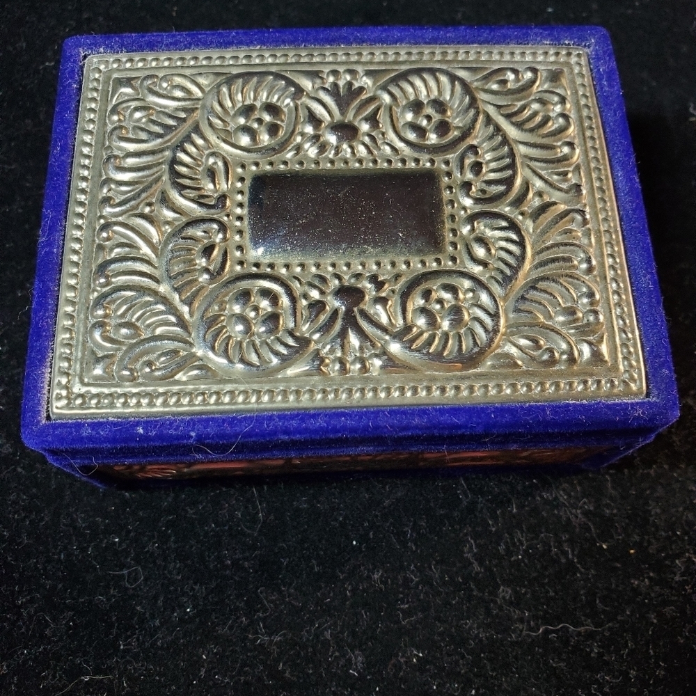 Silver & Blue Velvet jewelry box - Picture 3 of 13